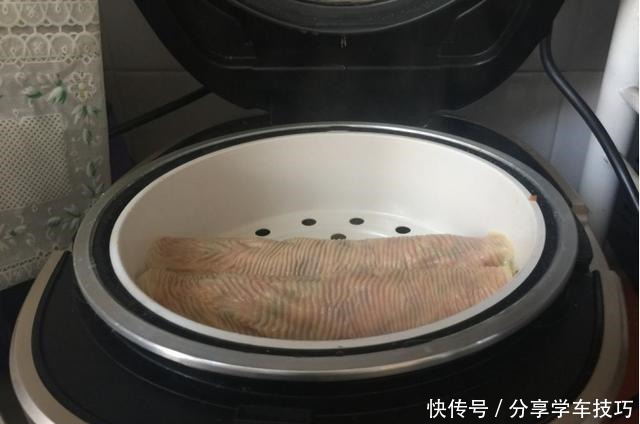 蒸出来的早餐主食,豆皮包糯米,一搅一卷蒸一蒸,出锅就上桌!