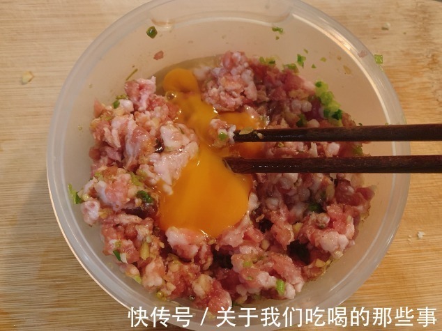鲁菜大厨教你做汆丸子,学会3招,个个Q弹嫩滑,肉香多汁,真解馋