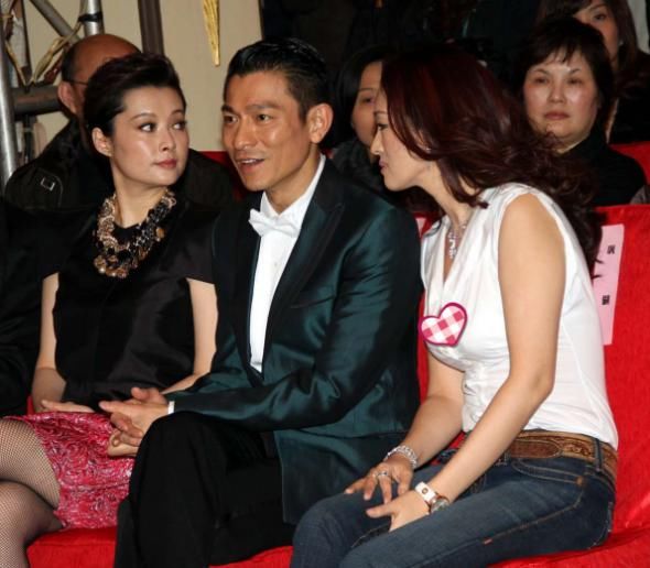  造型|袁立美得真招摇，绿色高跟鞋配大粉裙不俗气，超大项链成了亮点