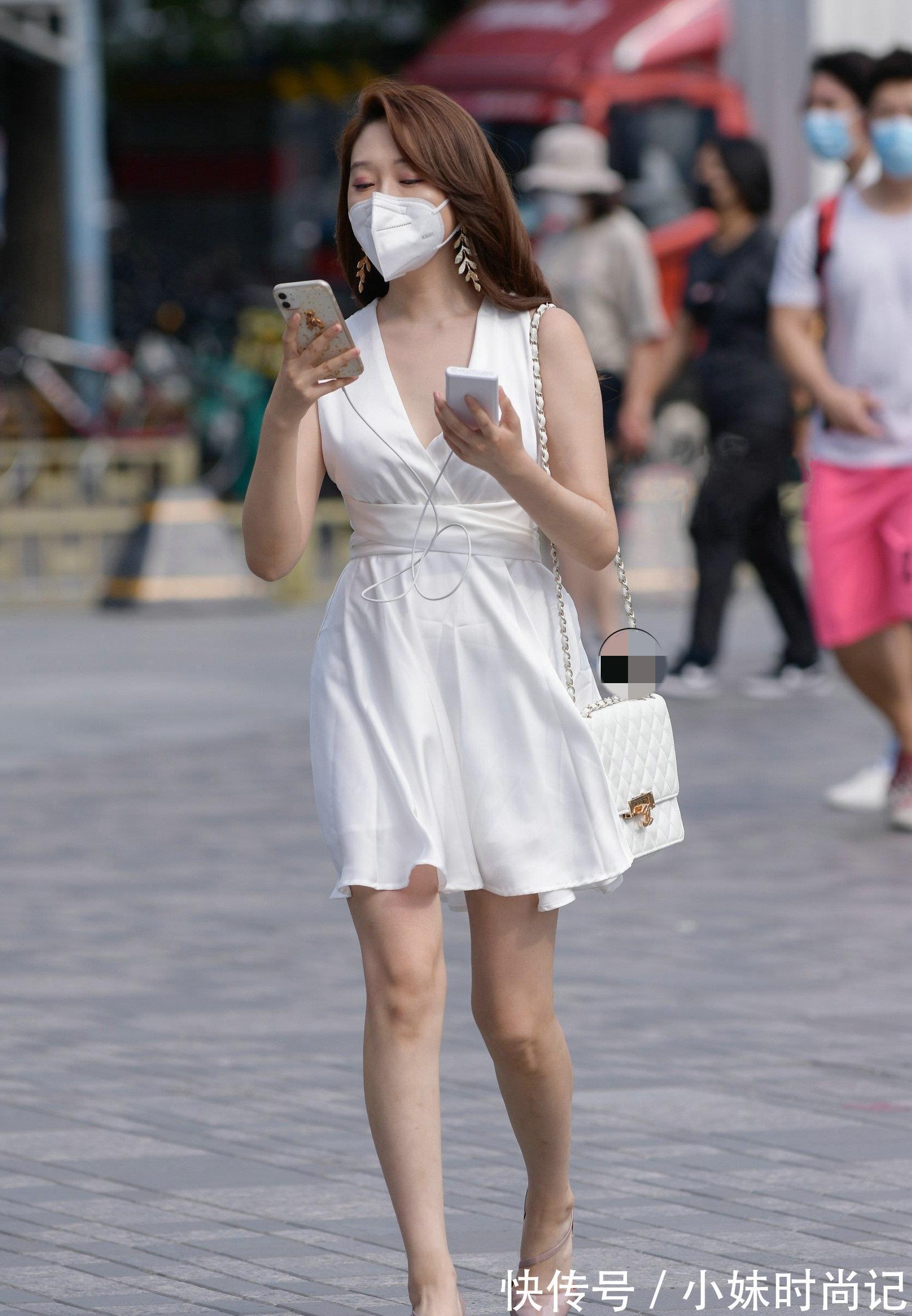 小黑|时尚街拍:连衣裙搭配尖头细跟鞋,散发着一种精干利落的气质