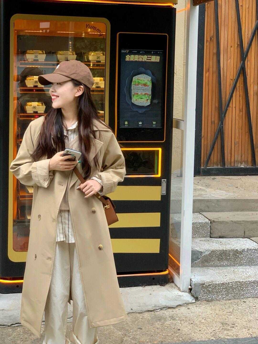 风衣|40+女人如何穿衣显年轻?大衣搭配半身裙,让你整个秋冬高级时髦