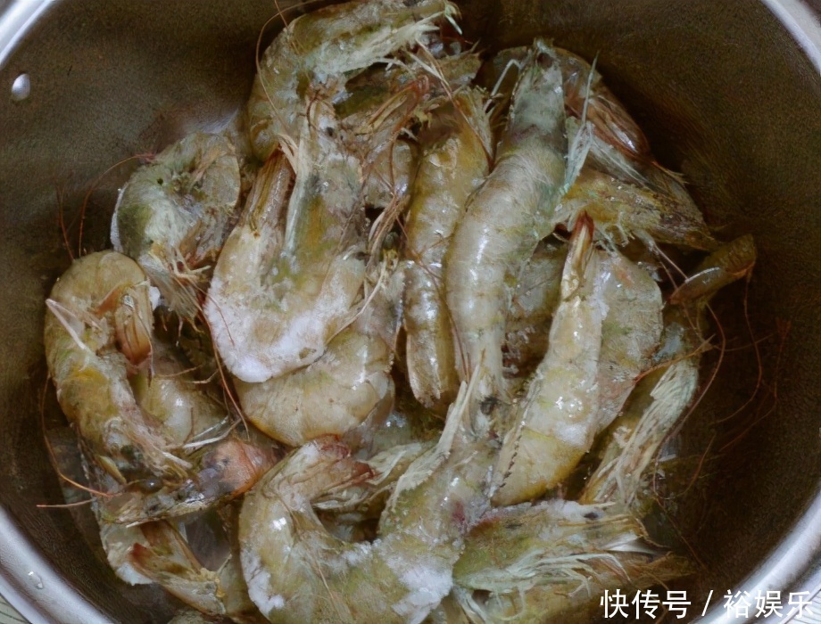 水煮虾,别只会开水下锅,大厨有1点也很重要,虾肉鲜嫩不腥
