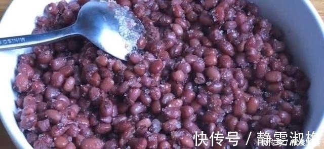 红豆又出新吃法，加一碗面粉，简单一做，松软香甜，好吃不厌