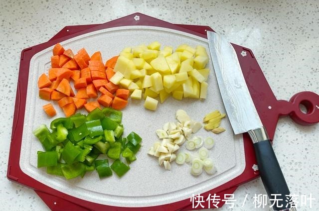 天冷了，就喜欢这种懒人盖浇饭，有菜有肉又有汤，拌米饭超香！