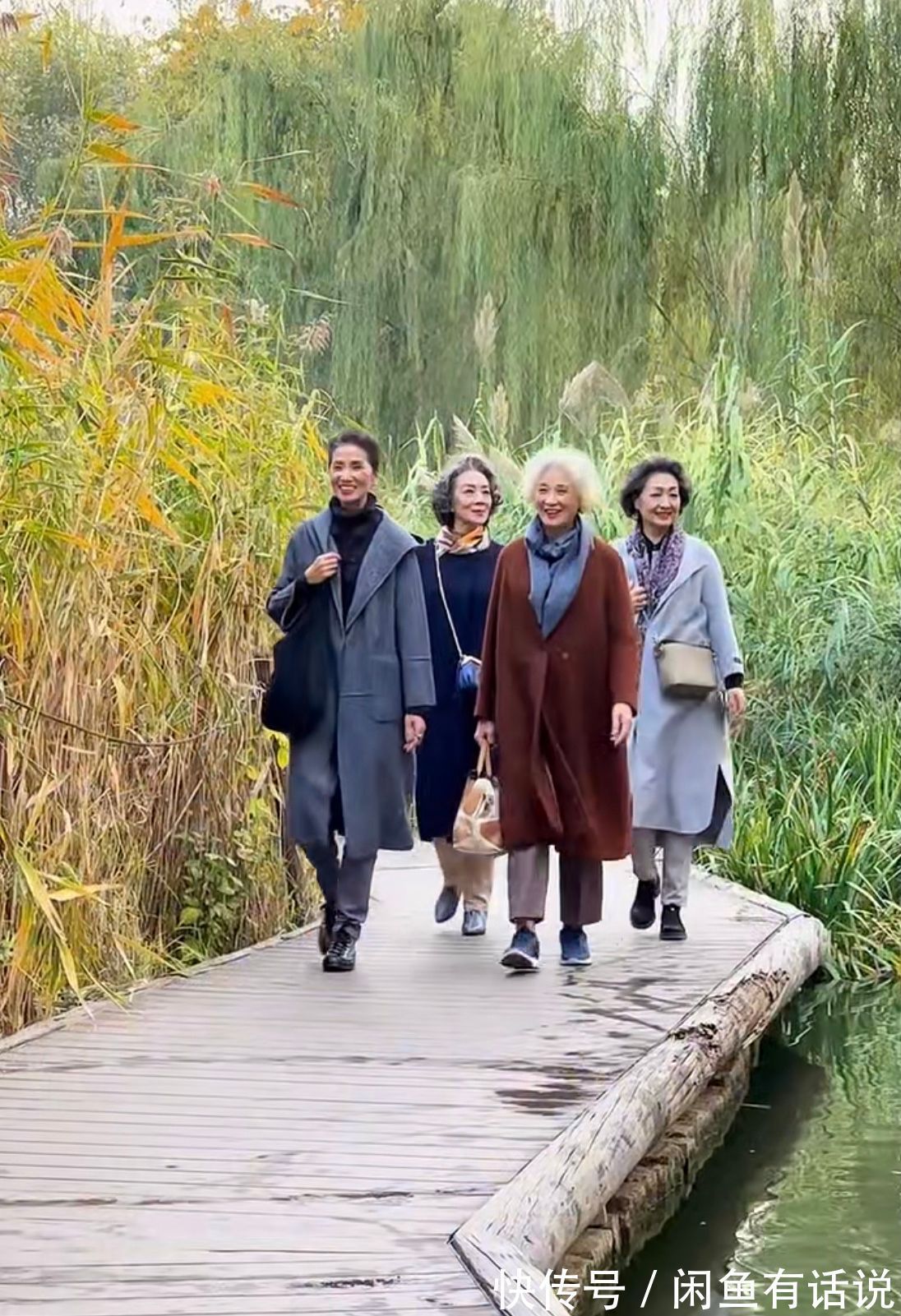 辈儿|上了年纪不扮嫩反而显气质,学四位80岁奶奶这样穿,优雅老去才美