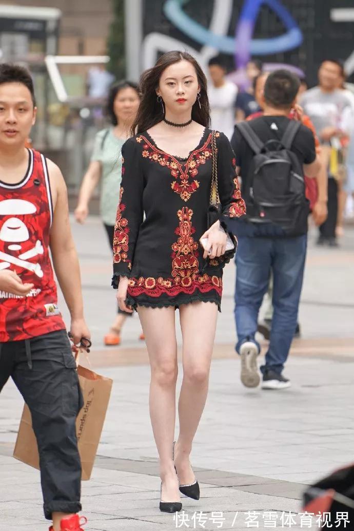 针织连衣裙|美女穿搭:小姐姐穿着针织连衣裙,淡淡的蓝色,看上去清新典雅