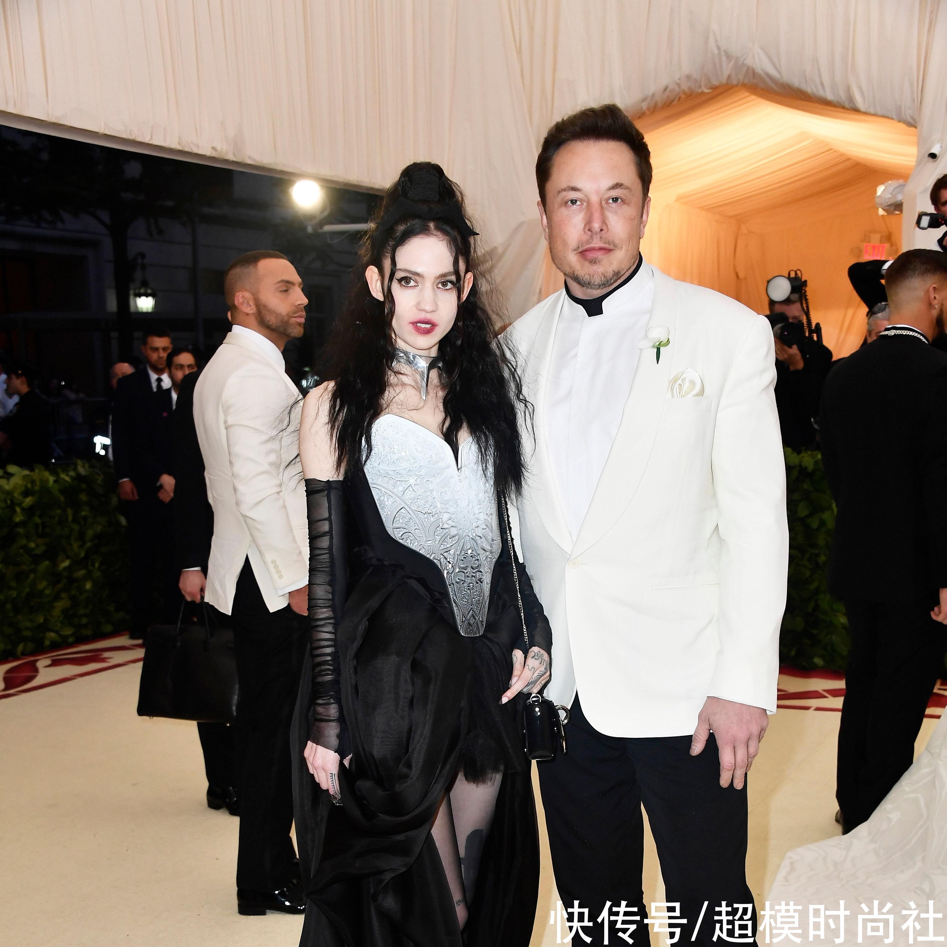 马斯克女友20分钟赚3900万！穿怪异昆虫装拍照，秀迷人锁骨