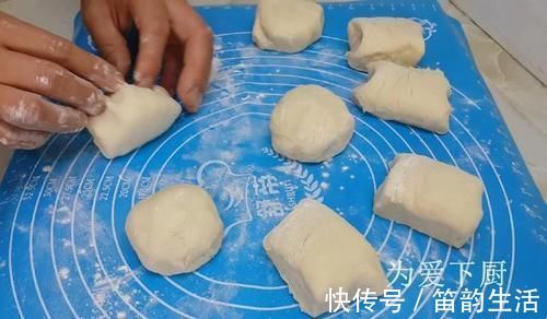在家面粉别炸油条了，开水一烫，比蛋糕烧饼还香，真的非常美味