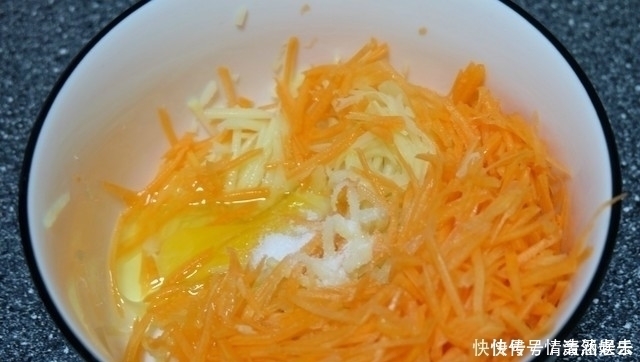 鸡蛋|1个土豆3个鸡蛋,煎出2份早餐饼,不加水不加面,做法简单又好吃