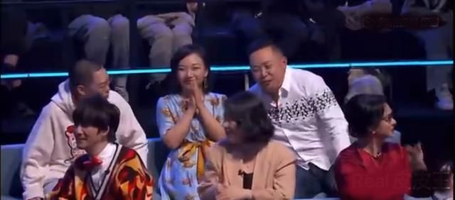 原来《吐槽大会》有提词器，嘉宾吐槽只是表演，台下观众视而不见