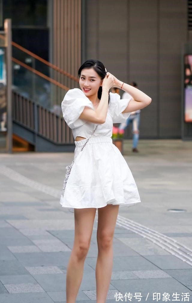 女孩子 最清爽的夏季穿搭套装,小白裙+小白鞋就够了,清凉干净又舒适!