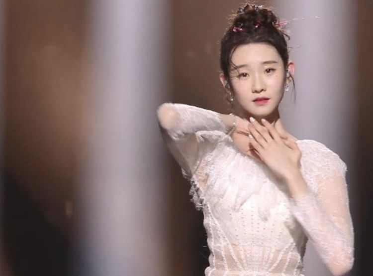 腰伤|张艺凡总决赛被扛下舞台,受伤严重导致团舞取消,陈卓璇蹲地安慰