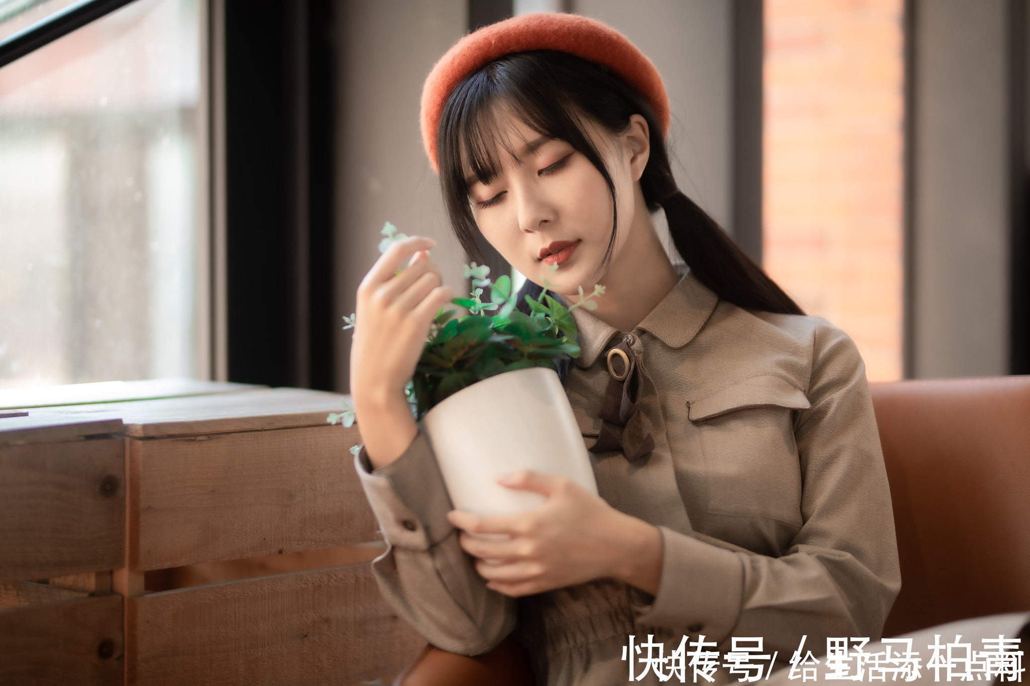 小帽|靓丽美女陈郁晴时尚风衣写真,搭配一款圆顶小帽还有那么一点俏皮