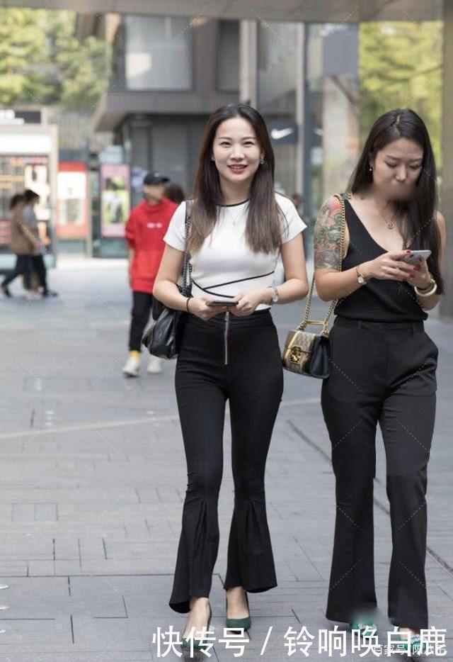 白色T恤搭配高腰鱼尾裤,大气端庄,时尚优雅