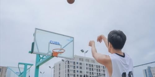 男孩|7岁男孩缺钙停止发育,身高仅1米,儿科医生怒斥:这2种食物别再纵容娃吃