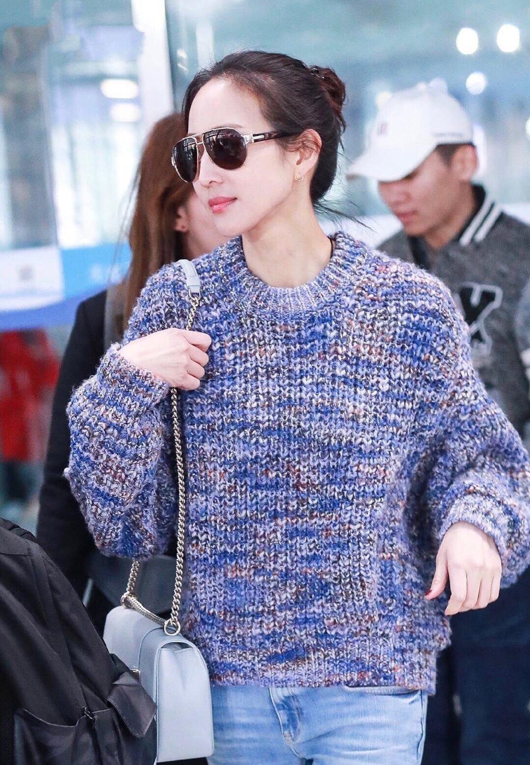 张钧甯穿搭低调,气质出众,圆领毛衣配牛仔裤休闲低调,活力十足