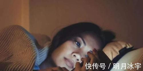 女性|睡前四个坏习惯会加速女性衰老，40岁之后，劝你一个都别忽视