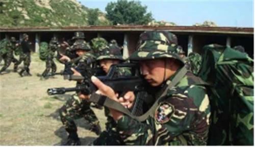 警察|当军人遇到警察，到底该听谁的指挥?其实很多人都理解错了