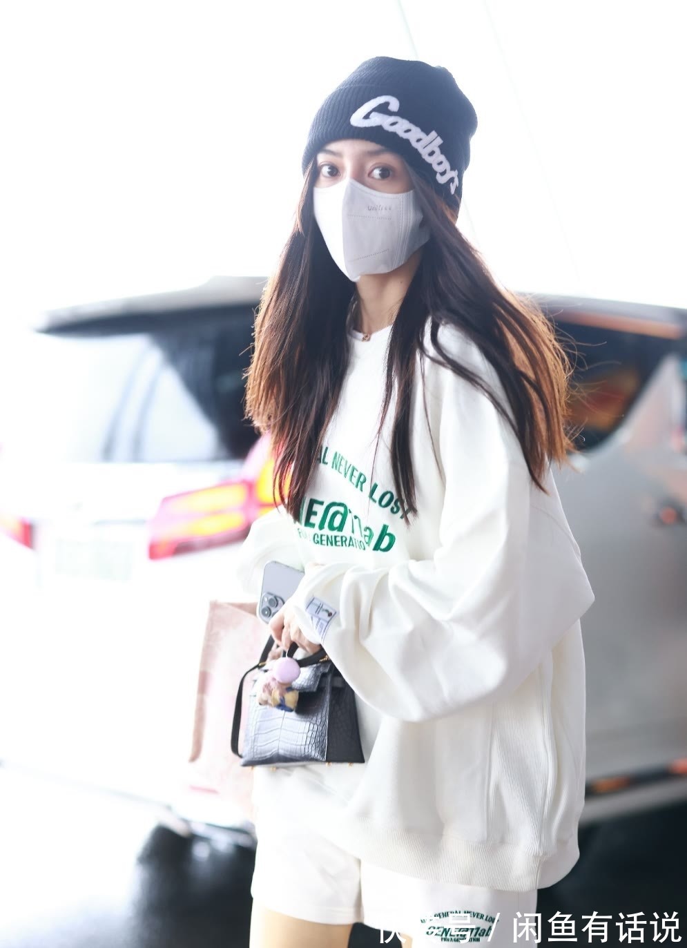 机场 baby走机场不低调,从头到脚都是大牌,还拎20万包一看就是富婆