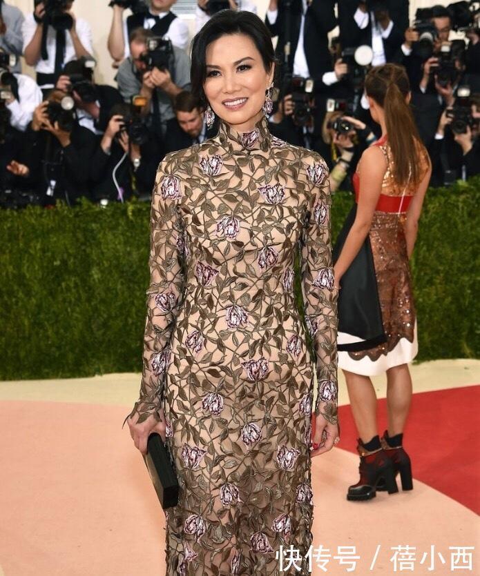 卷发|邓文迪换了个卷发洋气太多,穿亮片连衣裙真美,好身材大婶辈少见