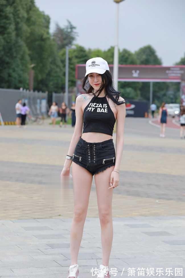 美女|美女穿搭：黑色的背心搭配黑色的牛仔短裤，简约大方，却与众不同