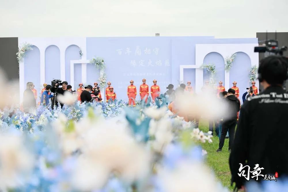 高甜撒糖！今天的文创港有最“嚣张”的婚车和最甜蜜的亲亲