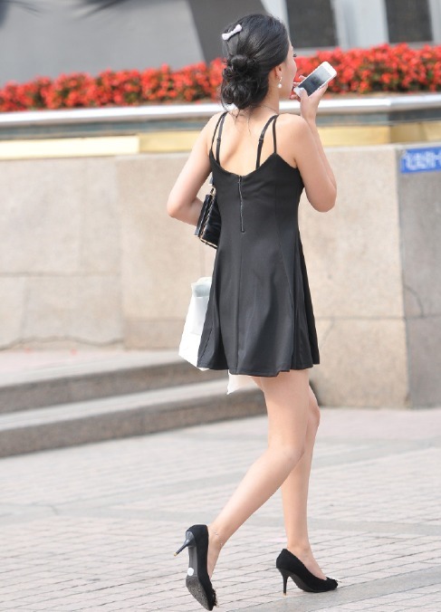 设计|黑色吊带裙的美女走路不忘记发语音,是在热恋期吗