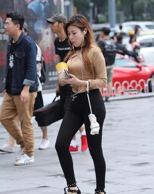 小姐姐 白色性感上衣搭配黑色打底裤,时尚剪裁,让你的搭配变得很精彩!