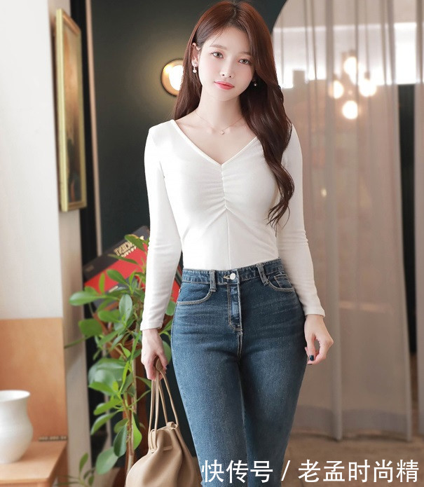 巧搭牛仔裤,让造型显得简约精致,轻松提升你的外在美