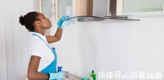 油烟机上油污又黏又厚别用洗洁精试试这些方法，去污快又干净
