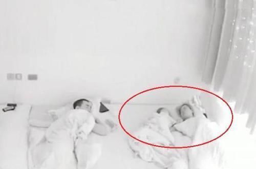 半夜醒来|监控实拍11个月的宝宝,晚上自己爬起来喝奶,网友天使宝宝