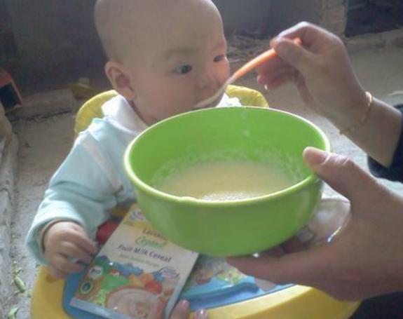 婴儿|孩子在三岁之前,这几种辅食不可以吃,不仅没营养,还影响发育