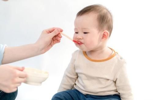 生活中|孩子在吃饱以后冲着妈妈笑，这意味着孩子认识妈妈了吗？