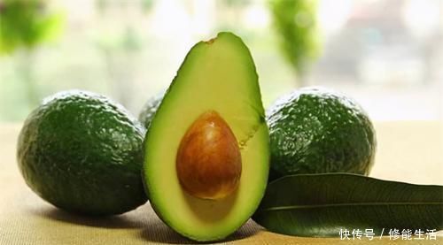 人到中年,推荐多吃三种美食,保护细胞水分,延缓衰老,好吃不贵