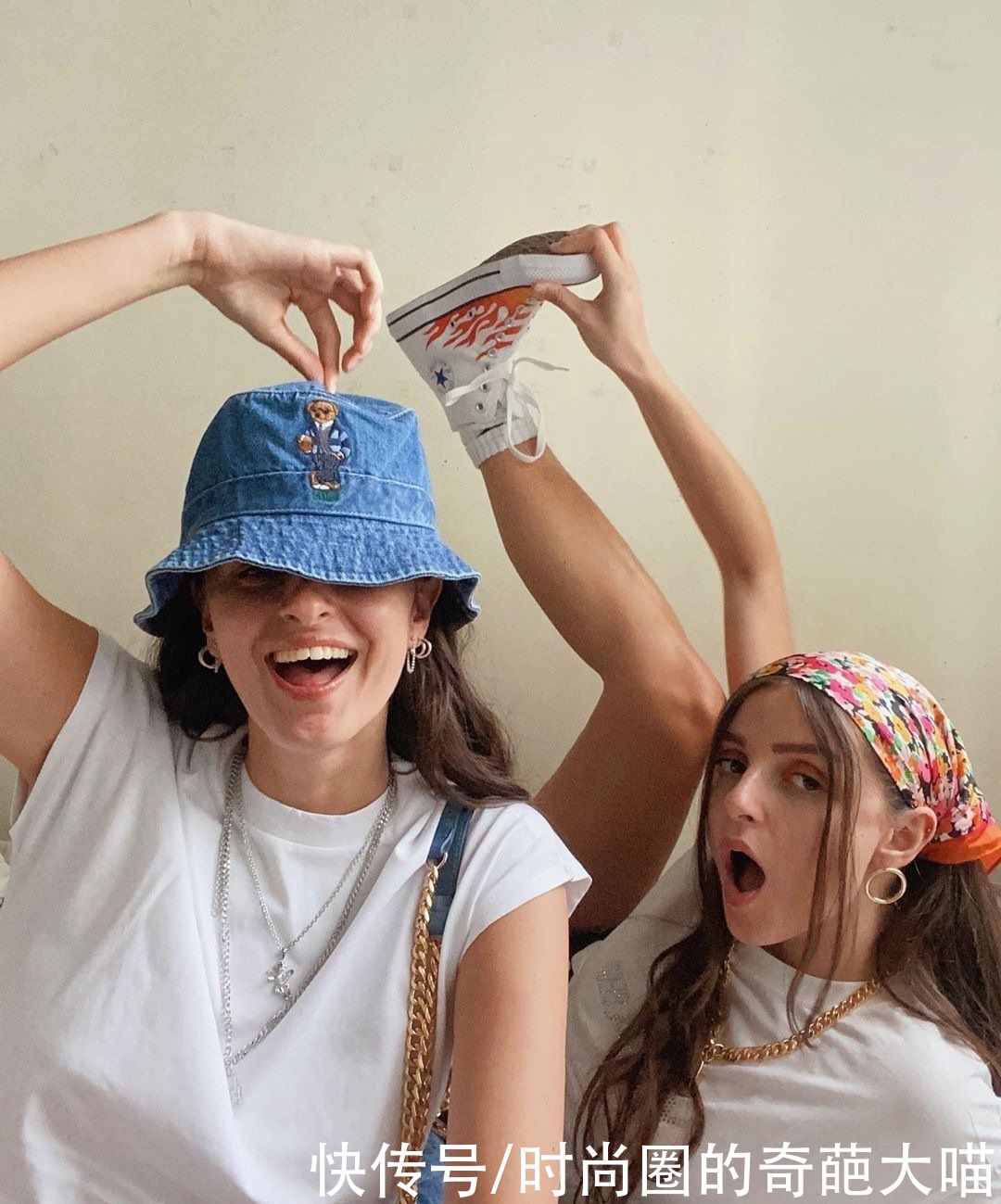 比利时|比利时双胞胎姐妹玩转甜酷风，亮眼色调新意足，闺蜜出游直接照搬