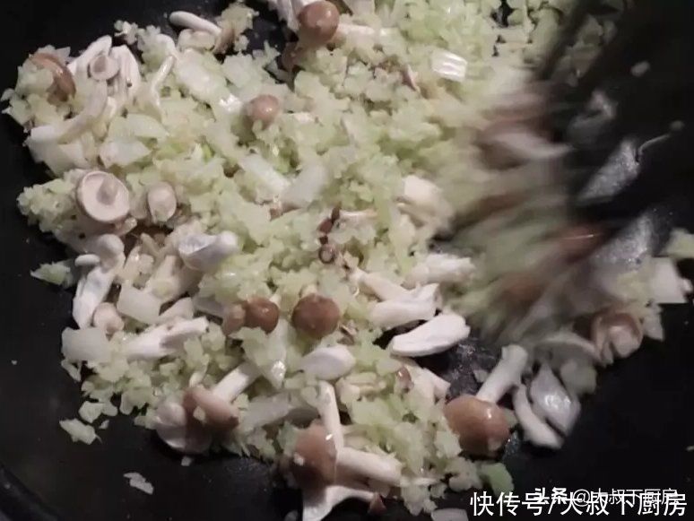 减脂|减脂瘦身餐！大叔教你焗烤鲑鱼花椰米，口感爽脆，吃一点就饱了
