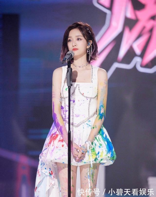 甜酷风|吴宣仪《爆裂舞台》造型来了,穿小白裙漫画腿吸睛,又被她美到了