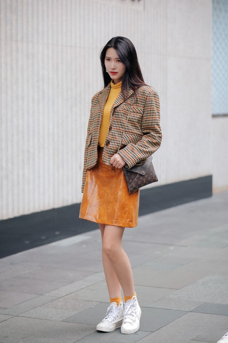 街拍:两位时尚小美女,走在人群中,就是最养眼最出众的