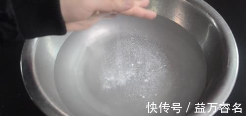 清水拖地等于白拖, 家庭阿姨教我一秘招, 地板光亮如新不留灰