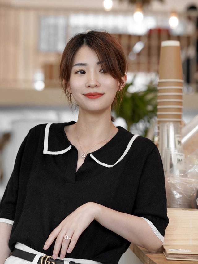 秋天|秋天怎么能少了白裤子呢!和衬衫以及T恤搭配,简约又有气质感