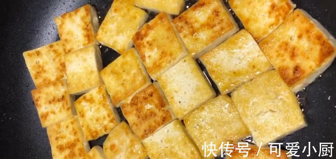 家常版大蒜煎豆腐,料汁鲜浓味美蒜香扑鼻,拿肉都不给换的美味!