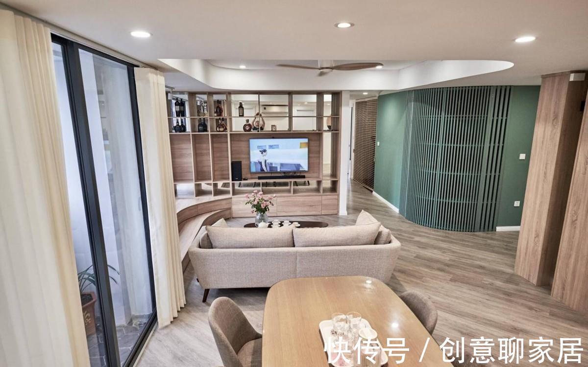 地台|拆掉大白墙，打柜子和地台结合，既是电视隔墙，又是休闲收纳空间