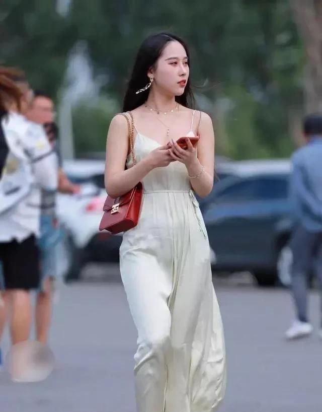 亮点|街拍;穿超薄吊带长裙,风来了,亮点也就来了