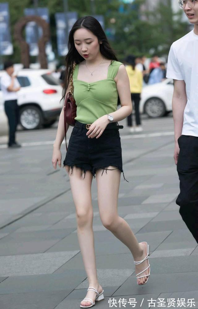 白皙|白皙的美女，果绿小衫配热裤，简约轻盈，美翻了