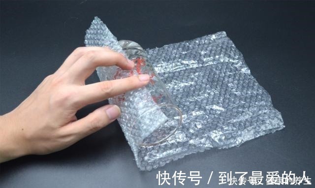 快递里的气泡垫一张也别扔,放在家里特别实用,一年能省不少钱!