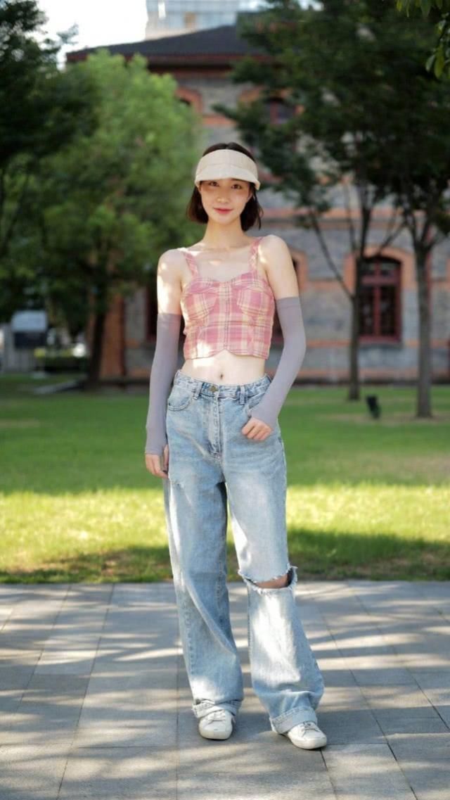 破洞牛仔裤 美女们牛仔裤搭配显不凡的身姿,简洁利落的款式也非常帅气