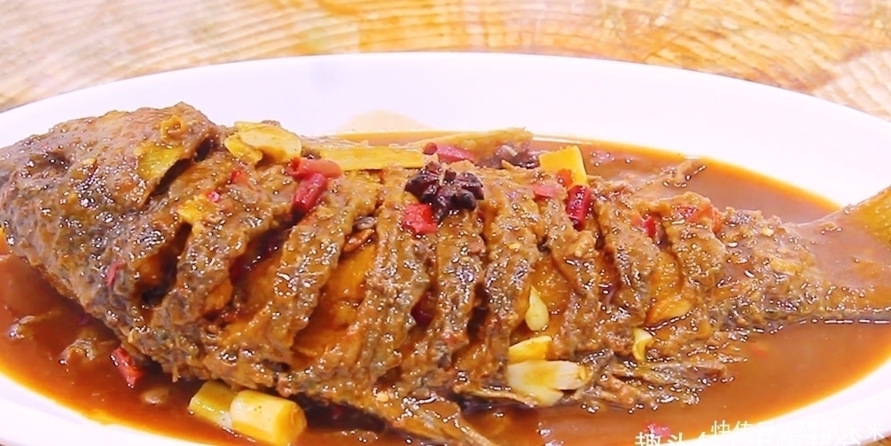 解馋|红烧鱼的家常做法,鱼肉鲜嫩入味,解馋又下饭,出锅连汤汁都不剩
