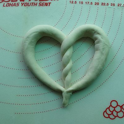 高颜值爱心碱水面包