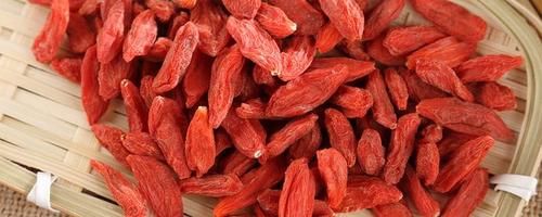 莲子|冬天食补吃什么最好，枸杞莲子鸡汤、北芪党参炖羊肉