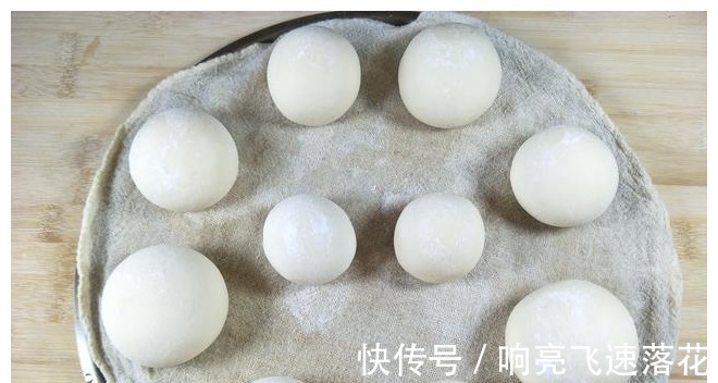 秋天|秋天蒸馒头，用大火蒸还是小火选对方法，蒸出的馒头暄软好吃！